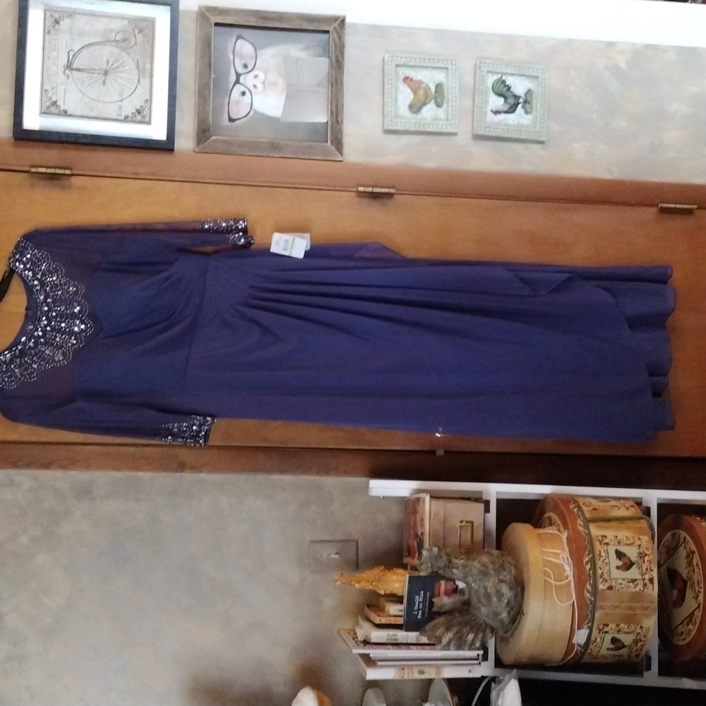 Alex Evenings Sz 14P gown with faux violet gems and beadwork Exquisite.